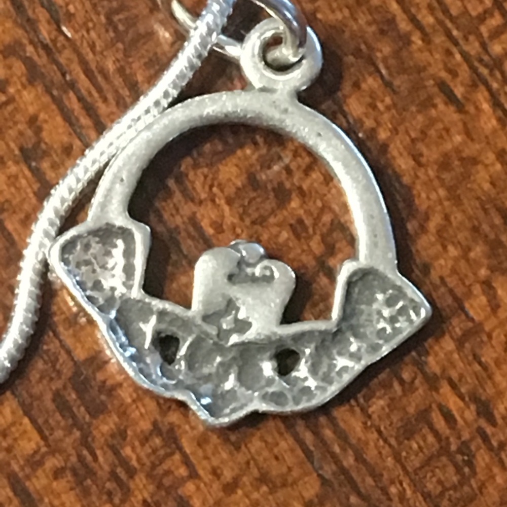 Beautiful NWOT sterling Claddagh pendant! - Picture 4 of 6